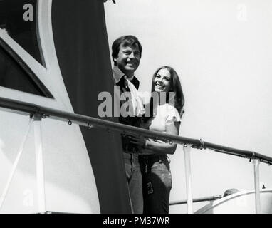 Natalie Wood mit Ehemann Robert Wagner an Bord ihrer Yacht, die Ramblin' Rose, aus verankert Paradise Cove, Florida, 1972. Datei Referenz Nr. 1111 004 THA Stockfoto