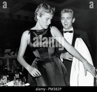 James Dean und Ursula Andress nehmen an der Thalian Ball am 29. August 1955 an Ciro's Nachtclub in Los Angeles. Datei Referenz Nr. 1140 003 THA Stockfoto