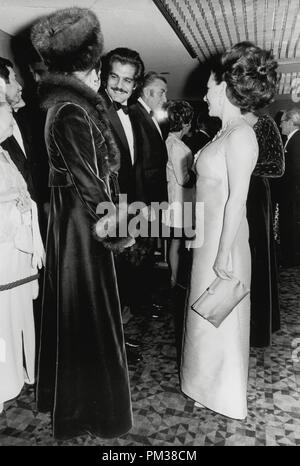 Barbra Streisand und Omar Sharif im Gespräch mit Prinzessin Margaret bei der europäischen Erstaufführung von "Funny Girl", Januar 1969. Datei Referenz Nr. 1194 031 THA Stockfoto