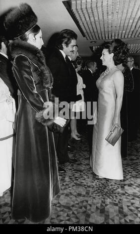 Barbra Streisand und Omar Sharif im Gespräch mit Prinzessin Margaret bei der europäischen Erstaufführung von "Funny Girl", Januar 1969. Datei Referenz Nr. 1194 032 THA Stockfoto