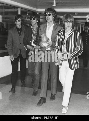 Charlie Watts, Keith Richards, Mick Jagger, Brian Jones, der Rolling Stones, am Londoner Flughafen Juni 1966. Datei Referenz Nr. 1209 017 THA Stockfoto