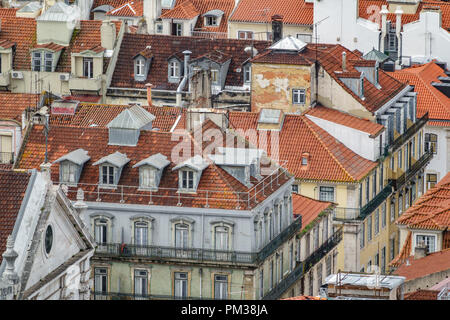 Lissabon heruntergekommenen Dächer Long Shot view mit verschiedenen Farben Stockfoto
