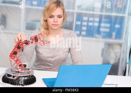 Jungen attraktiven weiblichen Engineer, der an Robotik Projekt Stockfoto