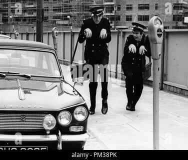 Peter Koch und Dudley Moore während einer Pause in Filmen "Verzaubert", Juli 1967. Datei Referenz Nr. 1233 003 THA © GFS/Hollywood Archiv - Alle Rechte vorbehalten Stockfoto