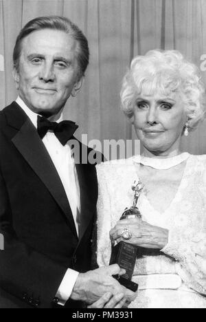 Kirk Douglas und Barbara Stanwyck, nachdem sie ihren Golden Globe Award ausgezeichnet. Stanwyck erhielt die Cecil B. DeMillie Award für ihren herausragenden Beitrag zur Filmindustrie, 25. Januar 1986. Datei Referenz Nr. 1269 006 THA Stockfoto