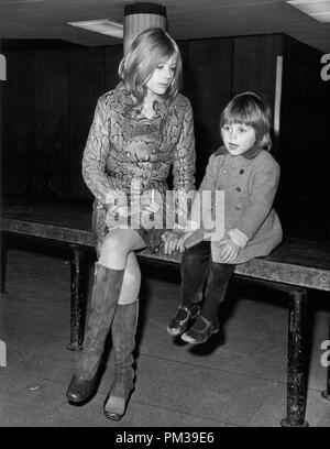 Marianne Faithfull mit ihrem Sohn Nicholas, 1969 © GFS/Hollywood Archiv - Alle Rechte vorbehalten Datei Referenz Nr. 1295 017 THA Stockfoto