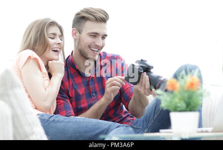 Moderne junge Paar prüft die Fotos auf der Kamera Stockfoto