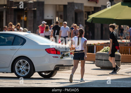 RIGA, Lettland - 31. JULI 2018: Fußgänger die Straße überqueren, durch eine Fußgängerampel. Stockfoto