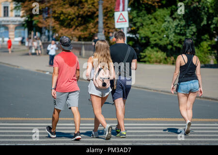 RIGA, Lettland - 31. JULI 2018: Fußgänger die Straße überqueren, durch eine Fußgängerampel. Stockfoto