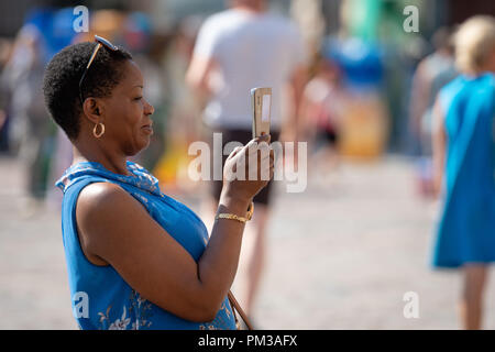 RIGA, Lettland - 31. Juli 2018: Die Frau ist die Bilder mit dem Telefon. Stockfoto