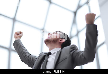 Nahaufnahme. sehr glücklich Geschäftsmann, der in seinem Büro Stockfoto