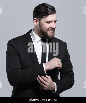 Ernsthafte Geschäftsmann sein Cuff Link auf der Hülle der Shirt Stockfoto