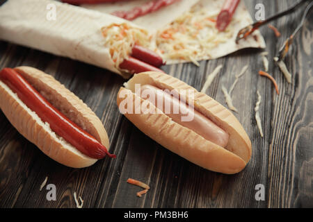 Vorbereitung von Hot Dogs mit Wurst. Foto auf einer hölzernen backgroun Stockfoto