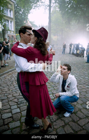 Regisseur/Produzent Bryan Singer leitet TOM CRUISE und Carice Van Houten auf dem Satz der Suspense thriller Walküre, 2008. Stockfoto