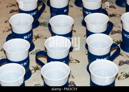 Reihen von Plastikbechern in Haltern Stockfoto