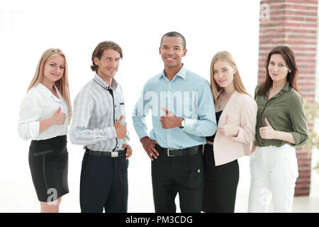 Erfolgreiche multinationale Business Team mit Daumen hoch Stockfoto