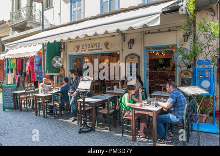 Outdoor Restaurant Plaka in Athen. Die malerische Umgebung der alten historischen Athen zwischen Akropolis und Syntagma entfernt Stockfoto