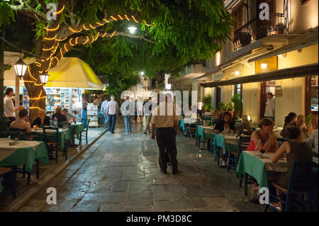 Outdoor Restaurant Plaka bei Nacht in Athen. Die malerische Umgebung der alten historischen Athen zwischen Akropolis und Syntagma entfernt Stockfoto