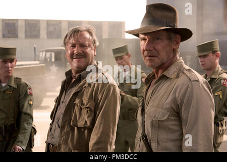 Indiana Jones und das Königreich des Kristallschädels Ray Winstone, Harrison Ford © 2008 Lucasfilm Ltd. Foto von David James Stockfoto