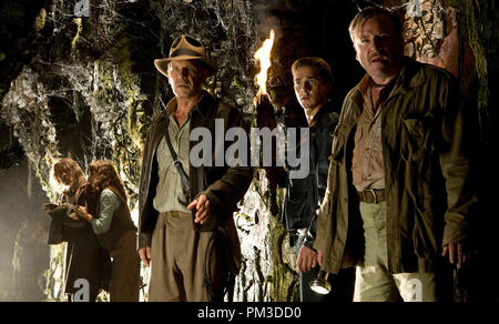 "Indiana Jones und das Königreich des Kristallschädels' John Hurt, Karen Allen, Harrison Ford, Shia LaBeouf, Ray Winstone © 2008 Lucasfilm Ltd. Stockfoto