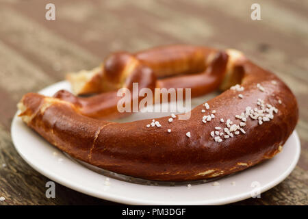 Brezel und Bier an der Bayerischen Oktoberfest Stockfoto