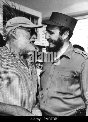 Studio Publicity still: Ernest Hemingway und Fidel Castro in Kuba 1960 File Reference # 30732 1017THA Stockfoto