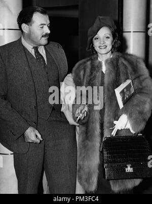 Studio Publicity still: (Archival Classic Cinema – Marlene Dietrich Retrospektive) Marlene Dietrich mit Ernest Hemingway 1938 File Reference # 30732 1039THA Stockfoto