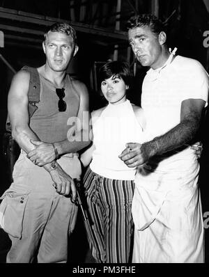 Studio Werbung: "Noch Nie so wenige "Steve McQueen, Neile Adams, Peter Lawford 1959 MGM Datei Referenz # 30732 1177 THA Stockfoto