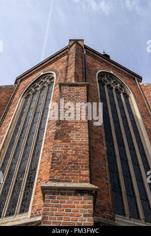 Symmetrische Ansicht einer Kathedrale Wand mit großen Glasfenstern in Oosterhout, Niederlande Stockfoto