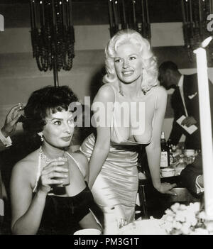 Jayne Mansfield und Sophia Loren bei Romanoff in Beverly Hills, CA April 12, 1957. Datei Referenz # 30732 331 Stockfoto