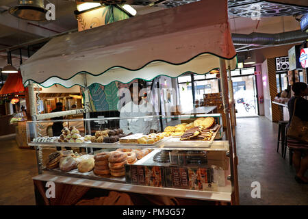 Essen im trendigen Mojo Markt am Regent's Sea Point Road. Die hybrid Urban Street Market beherbergt eine Mischung aus Essen und Lifestyle geht. Stockfoto