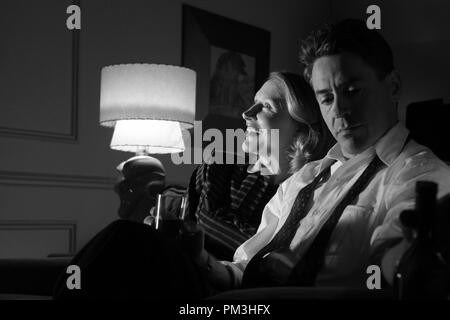 Film Still / Werbung noch von 'Gute Nacht, und viel Glück" Patricia Clarkson, Robert Downey Jr. © 2005 Warner Independent Pictures Photo Credit: Melinda Sue Gordon Datei Referenz # 30736104 THA nur für redaktionelle Verwendung - Alle Rechte vorbehalten Stockfoto