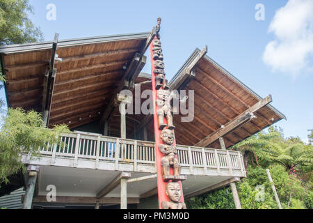 Waitakere, Auckland, Neuseeland - Dezember 17,2016: Vorderseite des Arataki Center mit Totem Pole mit Maori Carvings in Auckland, Neuseeland Stockfoto