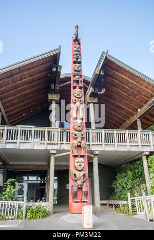 Waitakere, Auckland, Neuseeland - Dezember 17,2016: Vorderseite des Arataki Center mit Totem Pole mit Maori Carvings in Auckland, Neuseeland Stockfoto