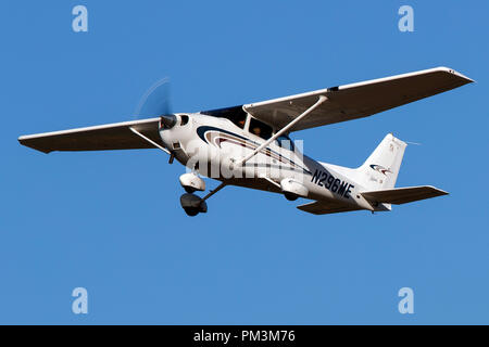 Cessna 172 S (N 296 ME) vom Palo Alto Flughafen (Kpao), Palo Alto, Kalifornien, Vereinigte Staaten von Amerika Stockfoto