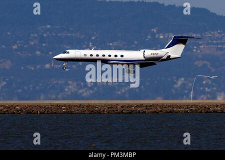Gulfstream G550 (N415P) Landung am Flughafen San Francisco International (Ksfo), San Francisco, Kalifornien, Vereinigte Staaten von Amerika Stockfoto