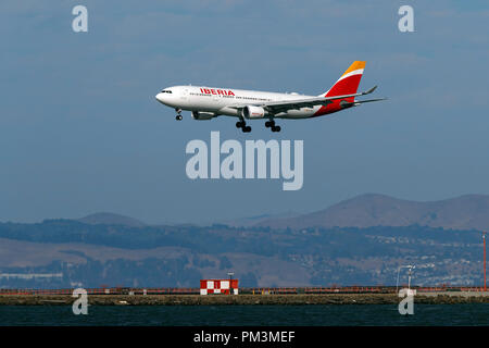 Ein durch Iberia Landung am Flughafen San Francisco International (Ksfo), San Francisco, Kalifornien, 330-202 (EG-MLP) betrieben Airbus, Vereinigte Staaten von Amerika Stockfoto