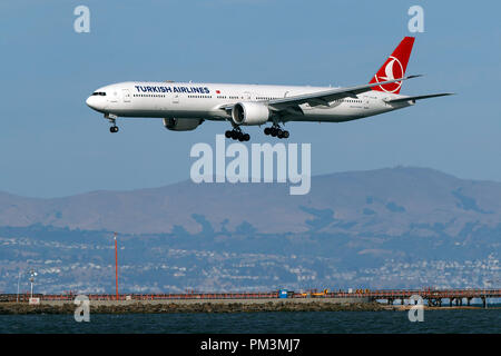 Boeing 777-3 F2 (ER) (TC-VERBINDUNGSKENNZEICHEN) betrieben von Turkish Airlines Landung am Flughafen San Francisco International (Ksfo), San Francisco, Kalifornien, Vereinigte Staaten von Amerika Stockfoto