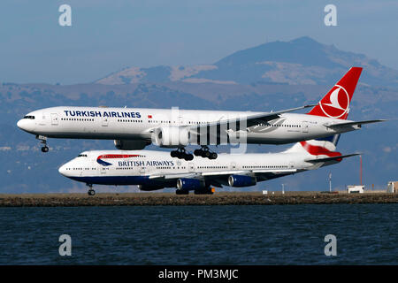 Boeing 777-3 F2 (ER) (TC-VERBINDUNGSKENNZEICHEN) von Turkish Airlines betrieben Landung Vergangenheit Boeing 747-436 (G-CIVG) betrieben, die von British Airways, San Francisco International Airport (Ksfo), San Francisco, Kalifornien, Vereinigte Staaten von Amerika Stockfoto