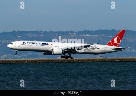 Boeing 777-3 F2 (ER) (TC-VERBINDUNGSKENNZEICHEN) betrieben von Turkish Airlines Landung am Flughafen San Francisco International (Ksfo), San Francisco, Kalifornien, Vereinigte Staaten von Amerika Stockfoto