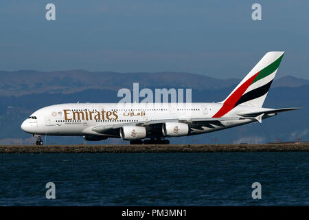 Airbus A 380-861 (A6-EBO) betrieben, die von Emirates rollen, San Francisco International Airport (Ksfo), San Francisco, Kalifornien, Vereinigte Staaten von Amerika Stockfoto