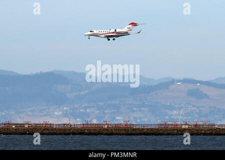 Cessna 750 Citation X (N92 RX) Landung am Flughafen San Francisco International (Ksfo), San Francisco, Kalifornien, Vereinigte Staaten von Amerika Stockfoto