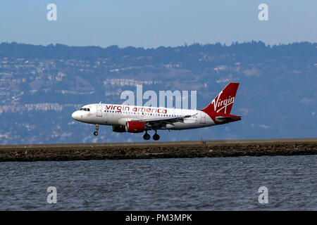 Airbus A 319-112 (N 529 VA) betrieben von Alaska Airlines Landung am Flughafen San Francisco International (Ksfo), San Francisco, Kalifornien, Vereinigte Staaten von Amerika Stockfoto