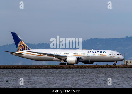 Boeing 787-9 Dreamliner (N 27957) betrieben von United Airlines rollen, San Francisco International Airport (Ksfo), San Francisco, Kalifornien, Vereinigte Staaten von Amerika Stockfoto