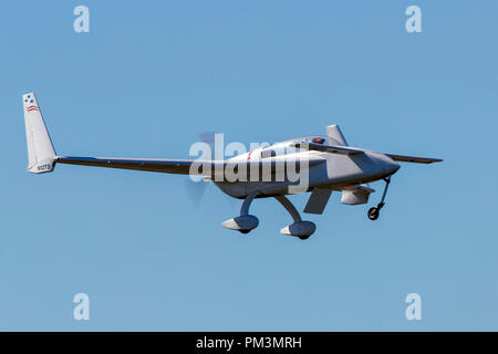 Rutan Long-EZ (N12 TS) Ansatz von Palo Alto Flughafen (Kpao), Palo Alto, Kalifornien, Vereinigte Staaten von Amerika Stockfoto