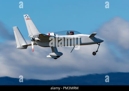Rutan Long-EZ (N12 TS) Ansatz von Palo Alto Flughafen (Kpao), Palo Alto, Kalifornien, Vereinigte Staaten von Amerika Stockfoto
