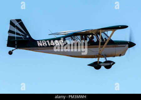 American Champion Super Decathlon 8KCAB (N814AC) Ansatz von Palo Alto Flughafen (Kpao), Palo Alto, Kalifornien, Vereinigte Staaten von Amerika Stockfoto