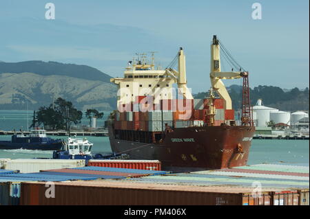 Containerschiff grüne Welle kommt an Lyttleton, Hafen von Christchurch, Neuseeland Stockfoto