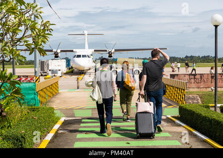 Flughafen Siem Reap Kambodscha - Passagier in ATR Flugzeug von Bangkok Airways. Stockfoto