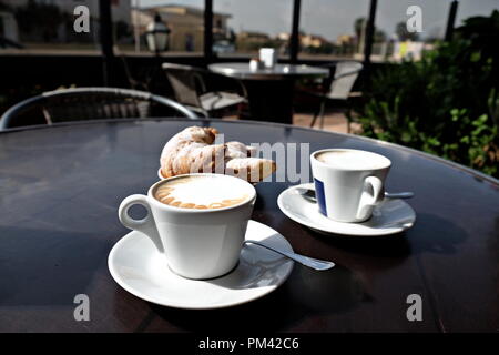 Cappuccino und Croissant, typisch italienisches Frühstück Stockfoto